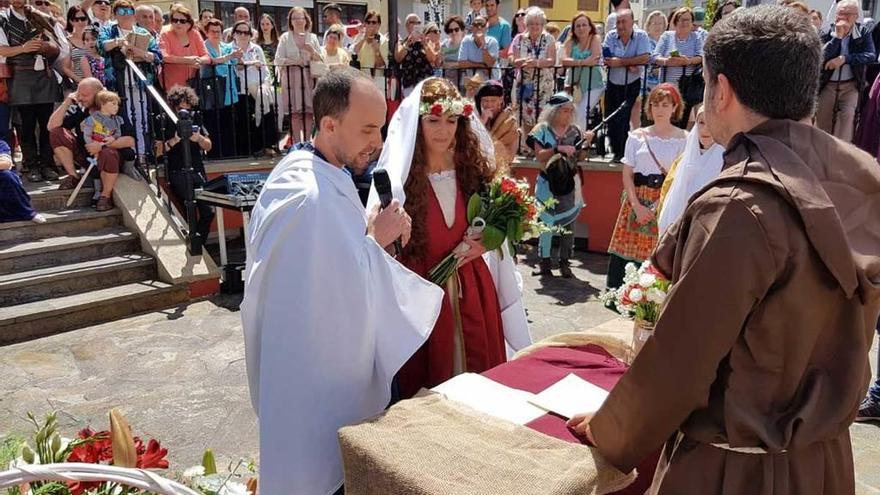 El Festival Medieval de Navia recrea con éxito una boda de la época