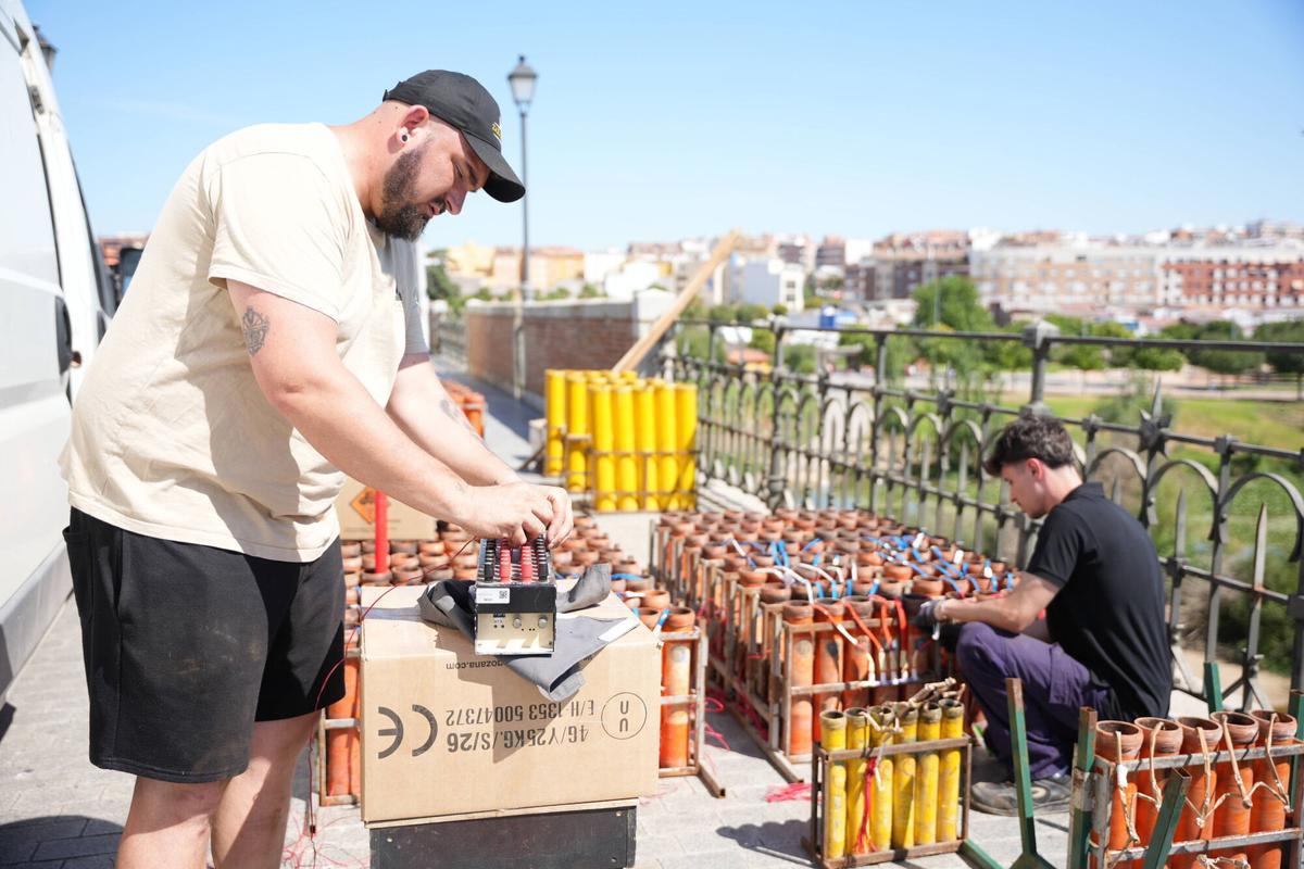 Todo listo en el puente de Palmas de Badajoz para los fuegos de esta noche