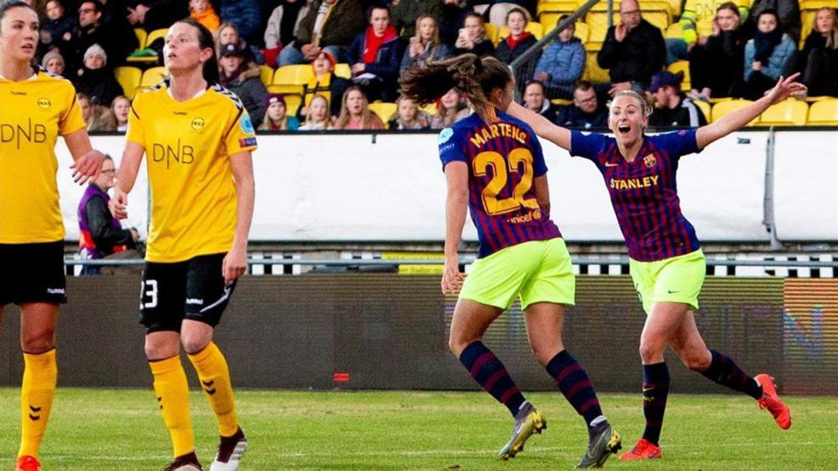 Martens y Duggan celebran el gol de la holandesa en Noruega