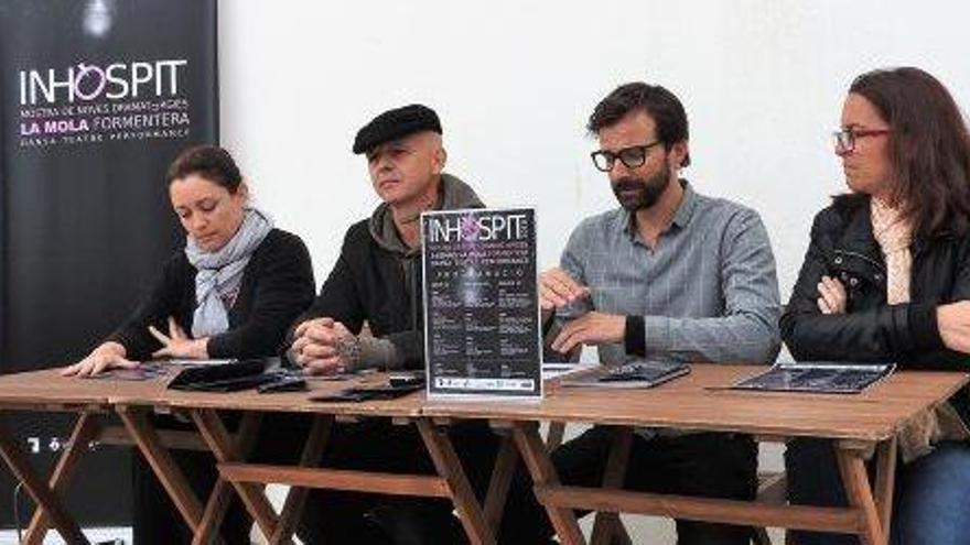 Un momento de la presentación de la muestra en la Casa del Poble de la Mola.