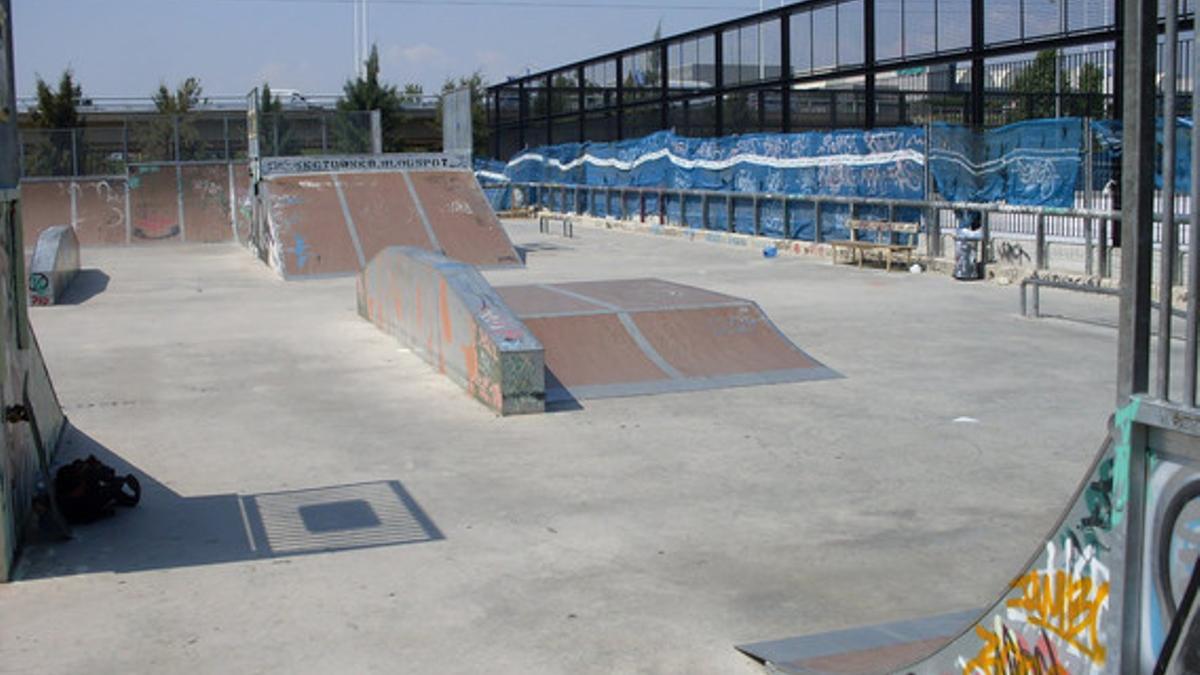 Inaugurado el 14 de marzo de 2009, el Skate Park Almeda está situado en la calle Martinet, bajo la Ronda de Dalt