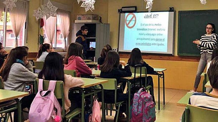 Alumnos del IES Los Sauces informan a escolares de Primaria, en una de las sesiones.