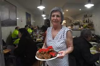 El restaurante para comer por 11 euros en el centro de A Coruña como en casa de la abuela: "Los callos, la carne asada y el cocido son lo que mejor me representan"