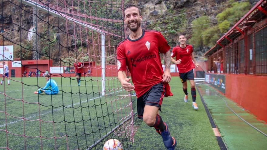 Dani López celebra el tanto que significó el 1-0 en el partido de ayer. | | JOSÉ AYUT