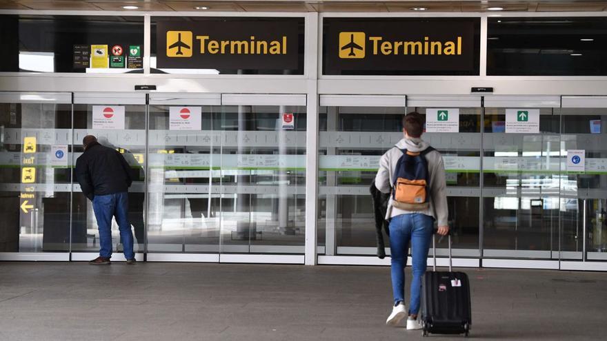 Pasajeros a la entrada del aeorpuerto de Alvedro. |   // VÍCTOR ECHAVE