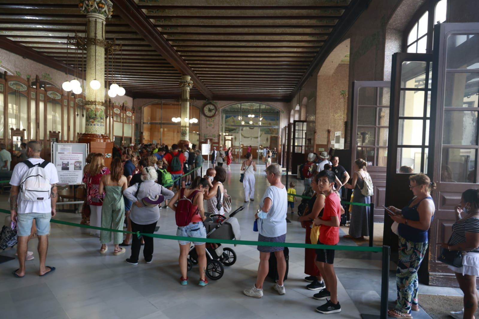 Colas en la Estación del Norte de València por el abono gratuito de Cercanías