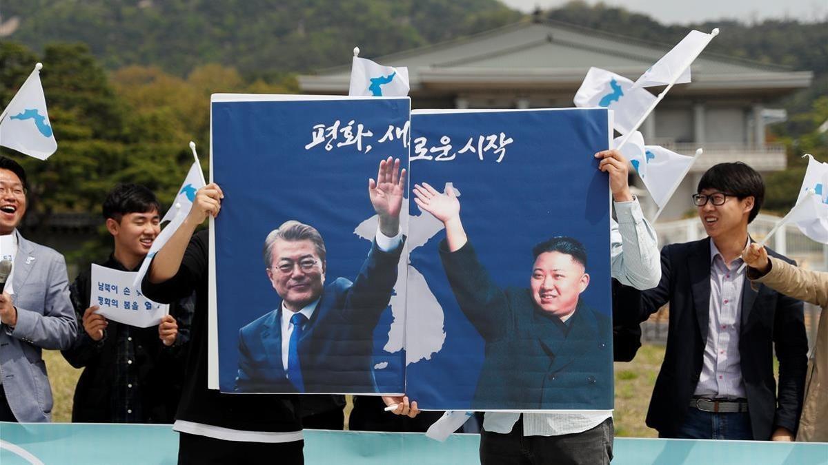 undefined43083132 students hold posters with pictures of south korea s preside180426173842