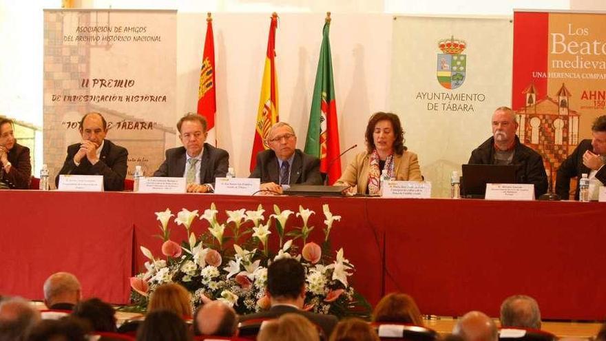 Por la izquierda Ana Santos, directora de la Biblioteca Nacional; Aurelio Tomás, vicepresidente de la Diputación; Luis Lafuente, director general de Bellas Artes; José Ramos, alcalde de Tábara; María Josefa García Cirac, consejera de Cultura y Turismo de la Junta; Silvestre Lacerda, director general del Libro de Portugal; y Humberto Oliveria, presidente de la Cámara Municipal Penacova.