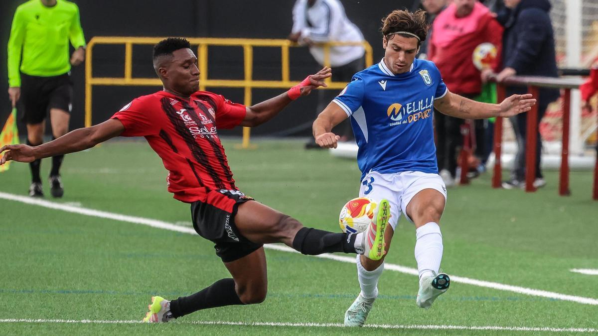 Carlos Ramírez corta un balón del jugador melillense.