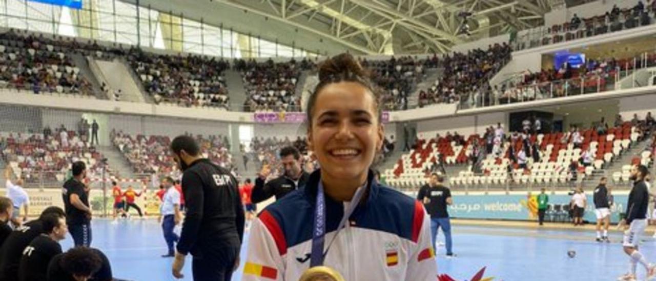 Elba Álvarez, con la medalla de oro tras ganar los Juegos Mediterráneos.