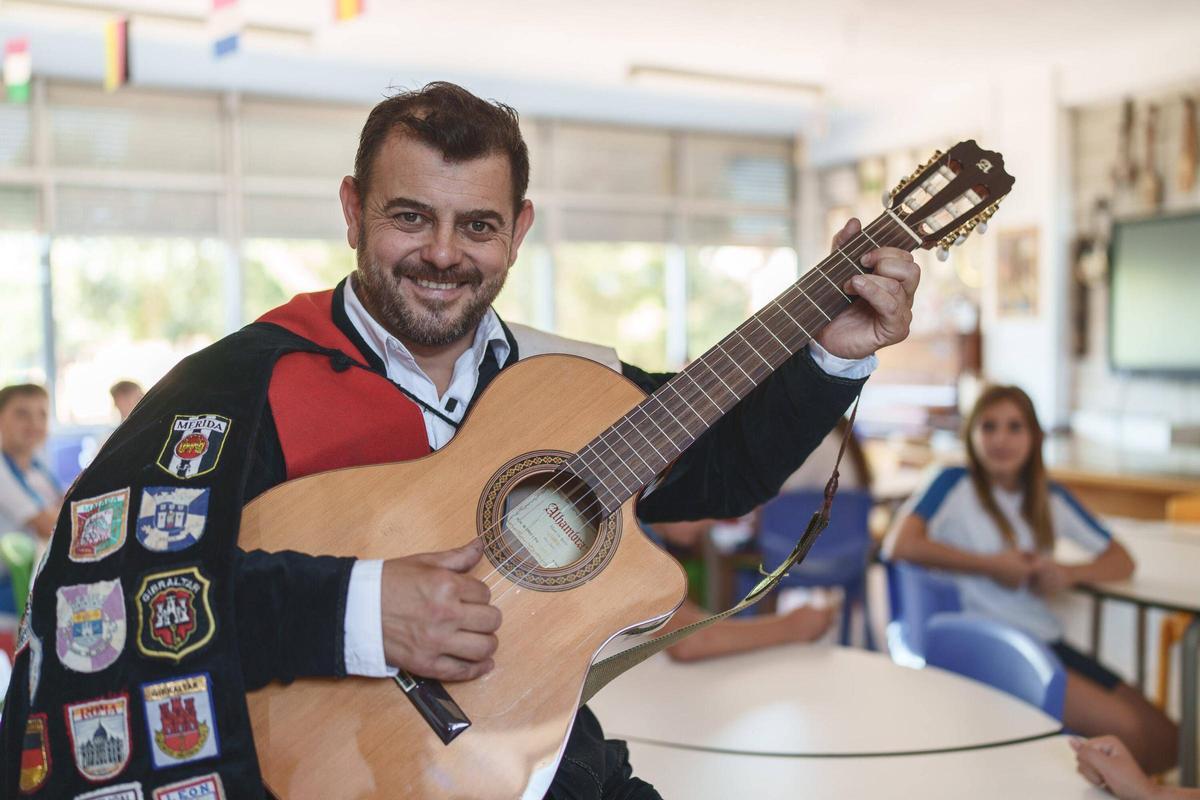 Javier Aláez Cidoncha comparte con sus alumnos una forma de entender la música ligada a la enseñanza, el carnaval, la tuna y la tradición.