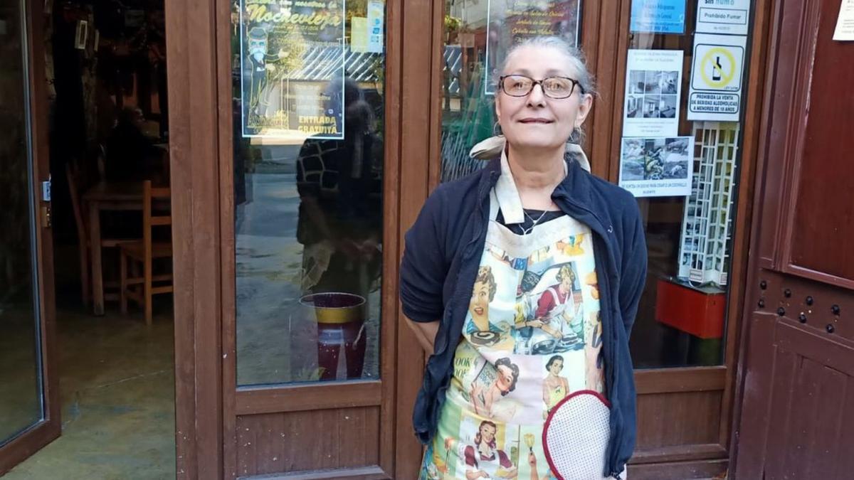 Almudena González, ayer, a la puerta de su restaurante. | D. O.