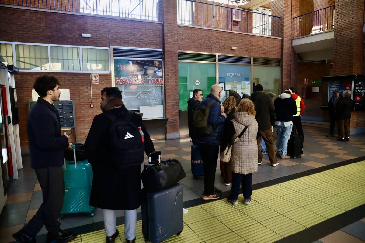 Varias personas hacen colas en la estación de autobuses de Málaga, tras la tragedia de Adamuz.