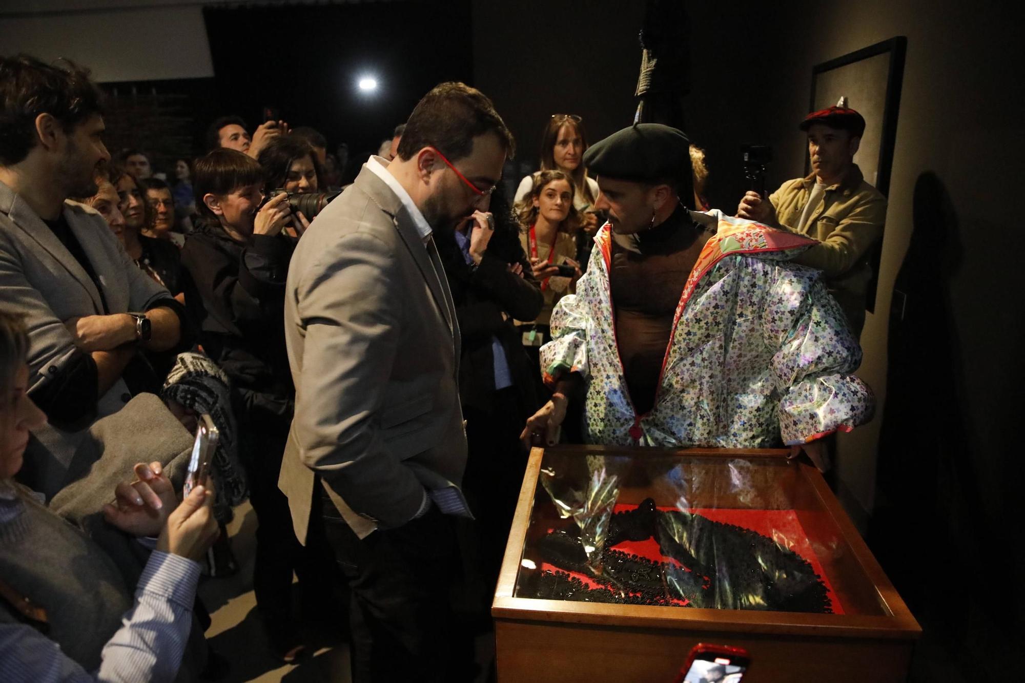 En imágenes: Así fue la inauguración de la exposición de Rodrigo Cuevas en la Laboral Centro de Arte