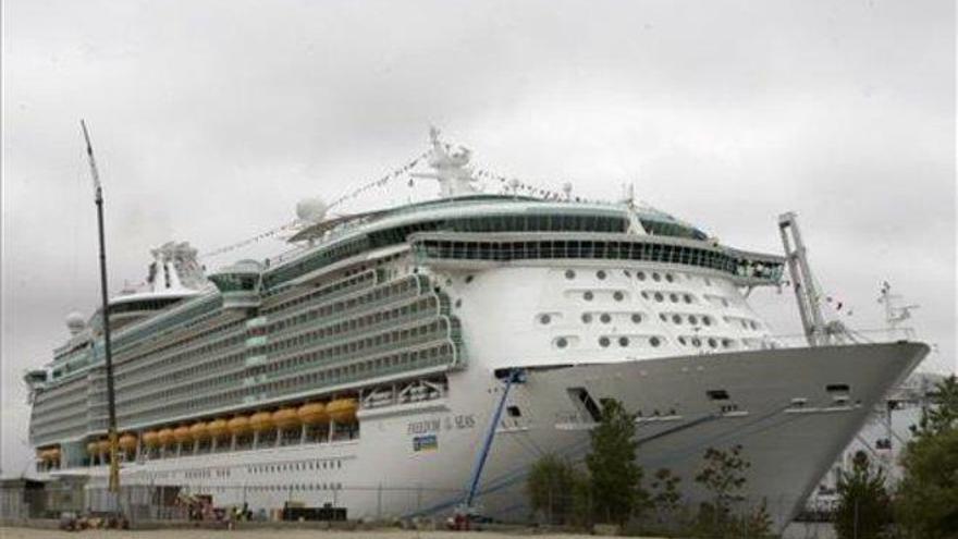 Muere una bebé al escurrirse de los brazos de su abuelo en un crucero de Royal Caribbean