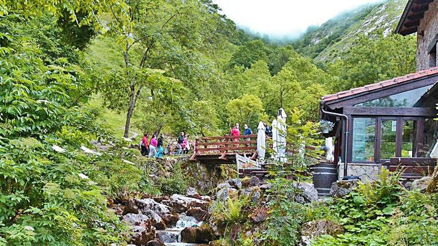 Ambiente de excursión en Bulnes, cruzando el puente sobre el río. | Ana Paz Paredes 