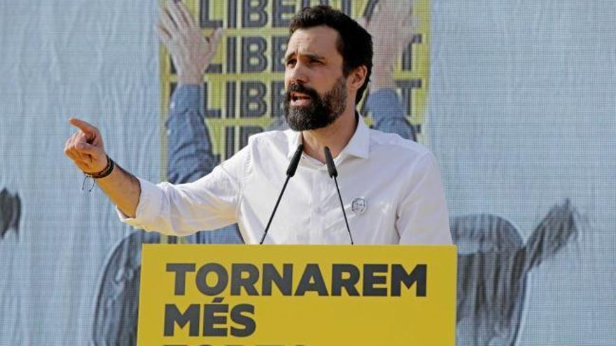 Torrent desoye la advertencia del Constitucional