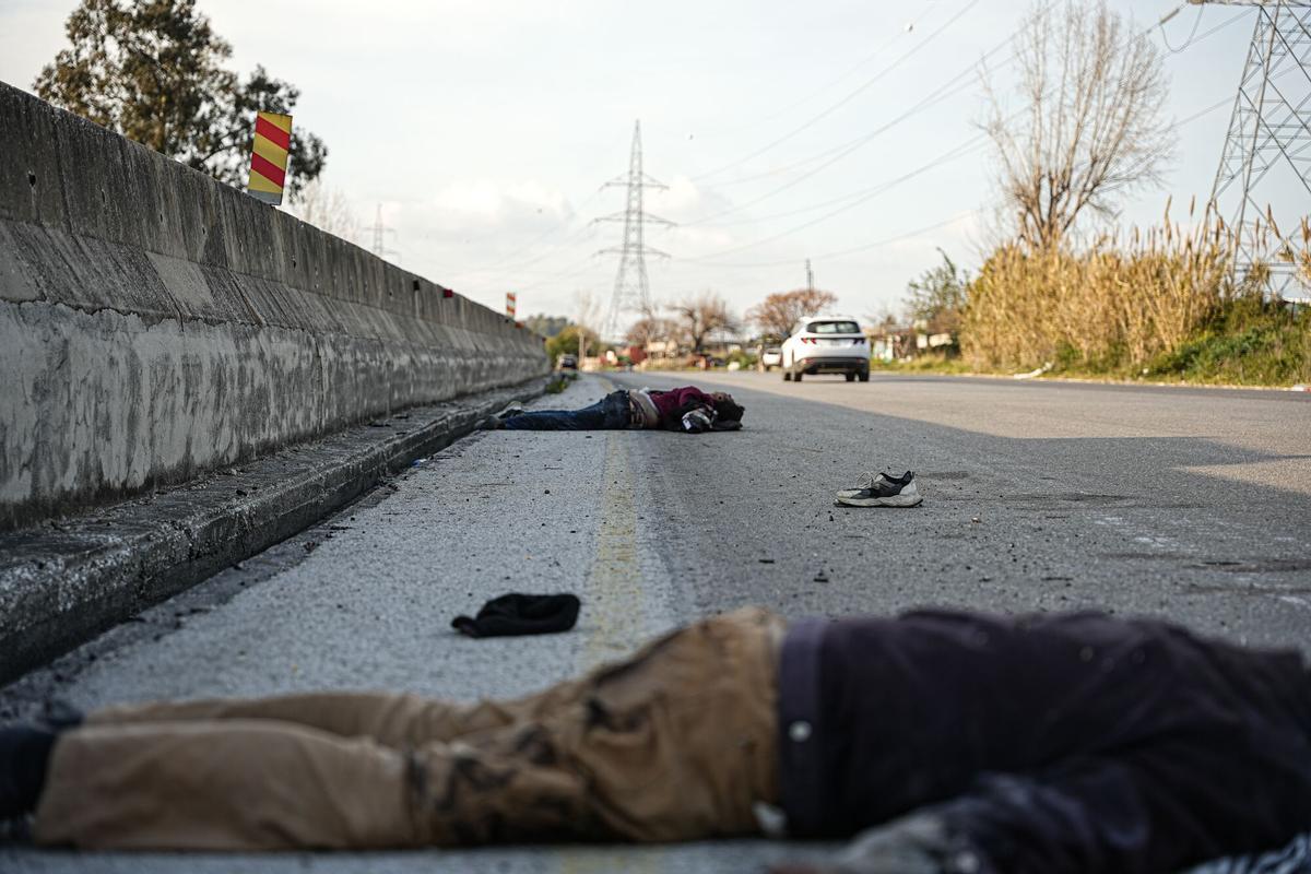 Cuerpos sin vida en una carretera tras un choque violento entre fuerzas del Gobierno y simpatizantes del antiguo régimen en la localidad de Jableh, en la provincia de Latakia, el pasado mes de marzo.