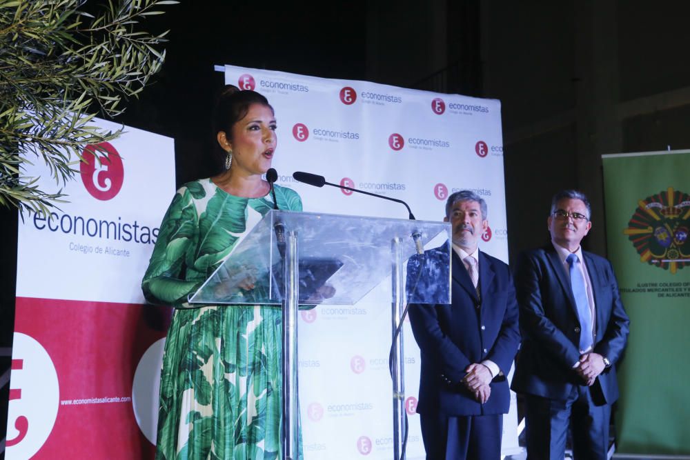 La entrega se realizó en el transcurso de la cena anual del Colegio de Economistas de Alicante.