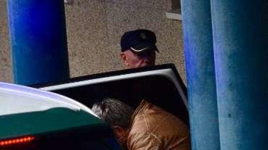 Abuín entra ayer en el coche de la Guardia Civil. // R. Váquez