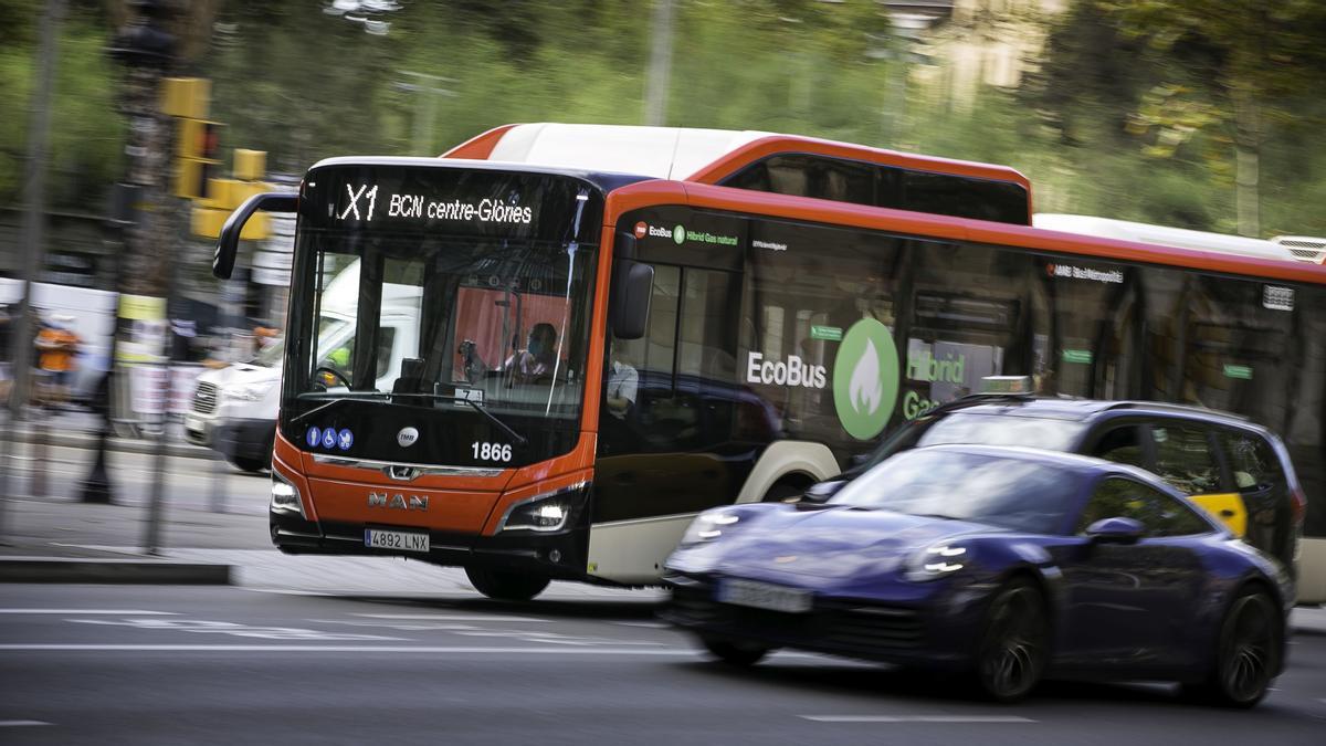 El X1, avanzando por Gran Vía durante la mañana del lunes