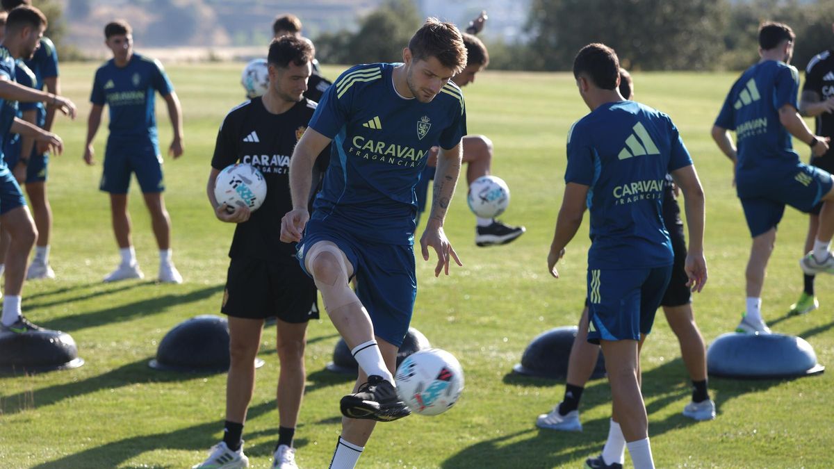 Kosa golpea el balón durante un entrenamiento esta pretemporada.