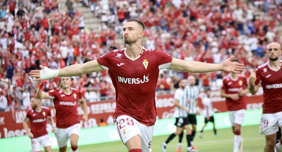 David Flakus celebra el tanto de penalti, el único que subió al marcador en el primer partido de la temporada en casa. | JUAN CARLOS CAVAL