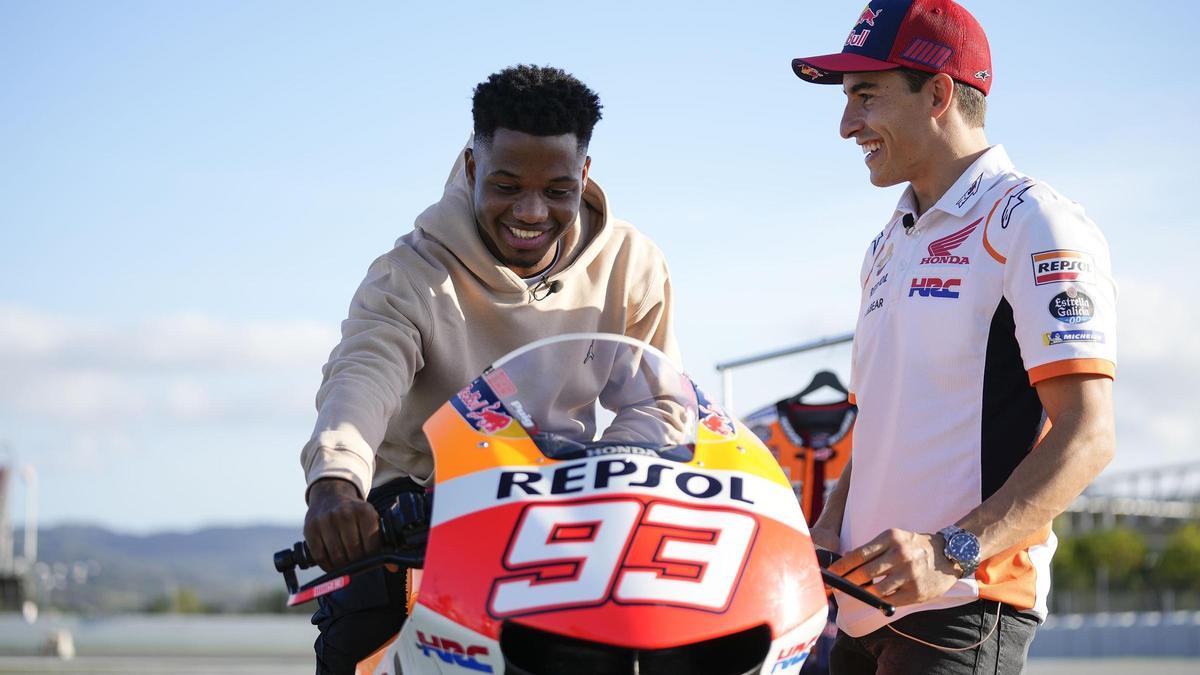 El jugador del FC Barcelona Ansu Fati en la Honda del piloto de MotoGP Marc Márquez (Repsol Honda) en el Circuit de Barcelona-Catalunya.