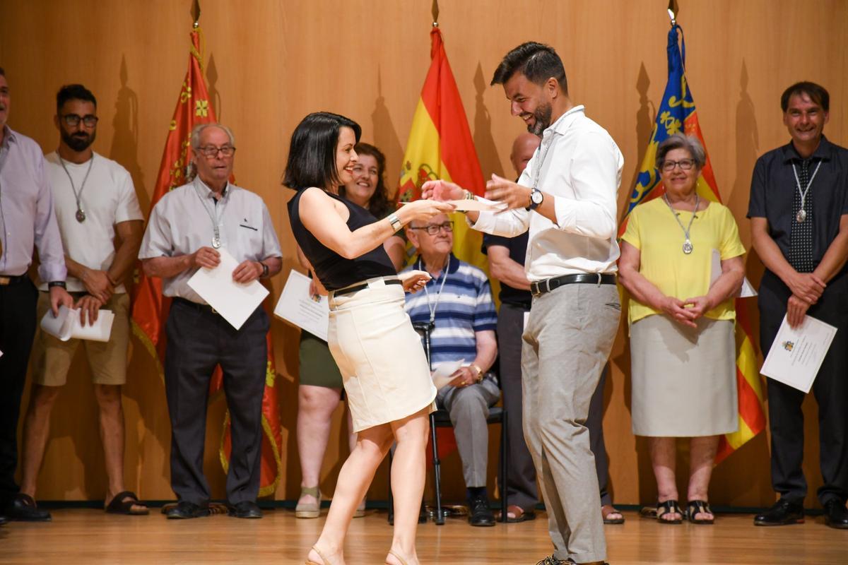 Gracia entrega a Aix la medalla y el decreto que lo acredita como alcalde pedáneo de Desamparados