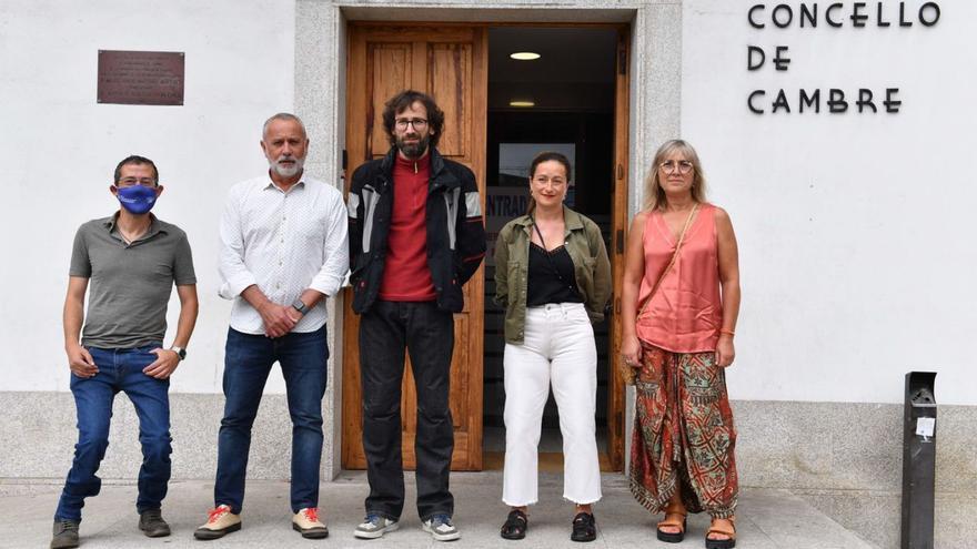 Cambre sale a la calle por la enfermera escolar: “Un niño necesita medicarse cada tres horas”