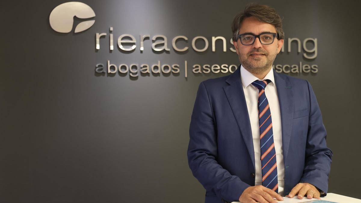 El abogado alicantino Víctor Riera, en su despacho.