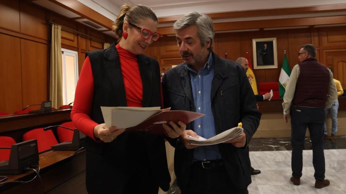 Eva Contador, delegada de Servicios Sociales, y Miguel Ángel Torrico, delegado de Urbanismo, ayer en el salón de plenos.