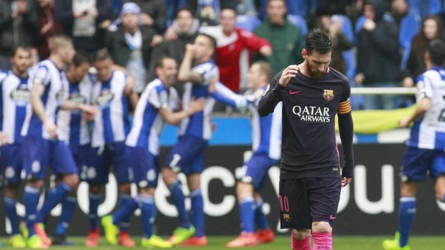 Messi, amb el cap baix mentre els jugadors del Depor celebren un gol