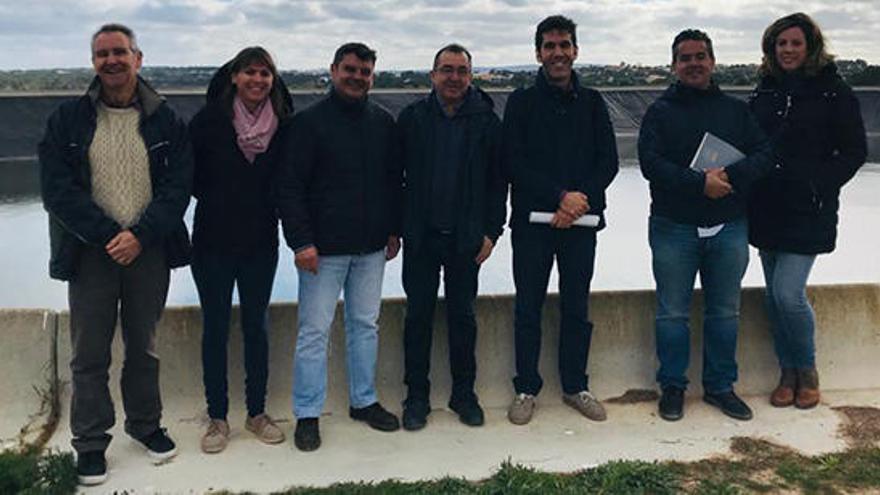 Representantes de la organización, del Consell, de los regantes y de Tragsa en la balsa de riego.