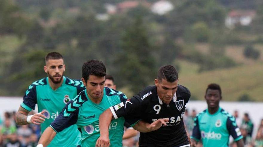 David Grande intenta superar el marcaje de un defensa del Racing en el partido del domingo en Les Caleyes.