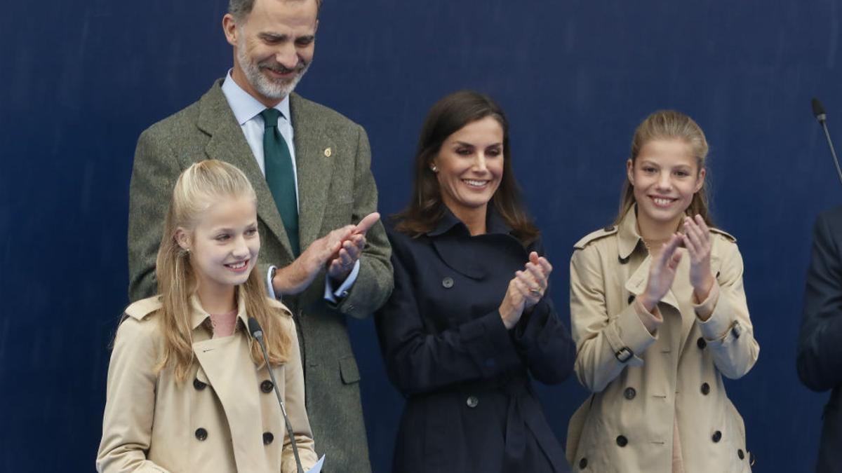 Los Reyes junto a sus hijas, Leonor y Sofía, durante su visita a Asiego