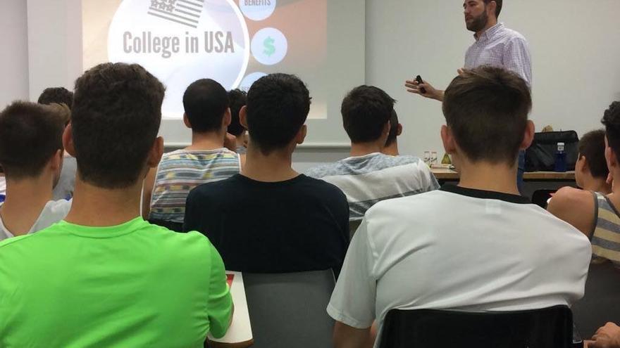 Charla preparatoria para los deportistas y estudiantes que irán a EEUU.