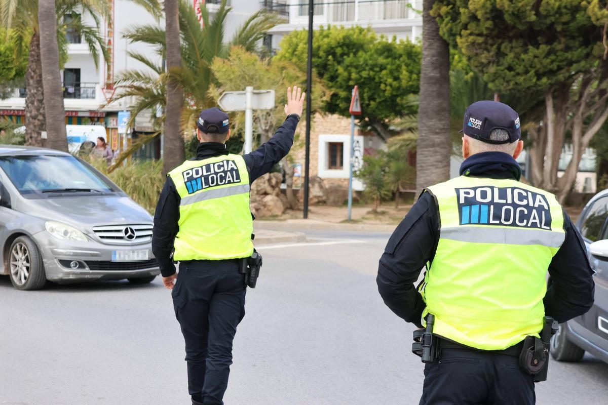 Agentes de la Policía Local de Sant Antoni.