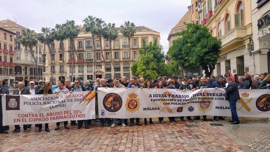 La organización Jusapol concentrada en la plaza de la Constitución para reivindicar la equiparación salarial.