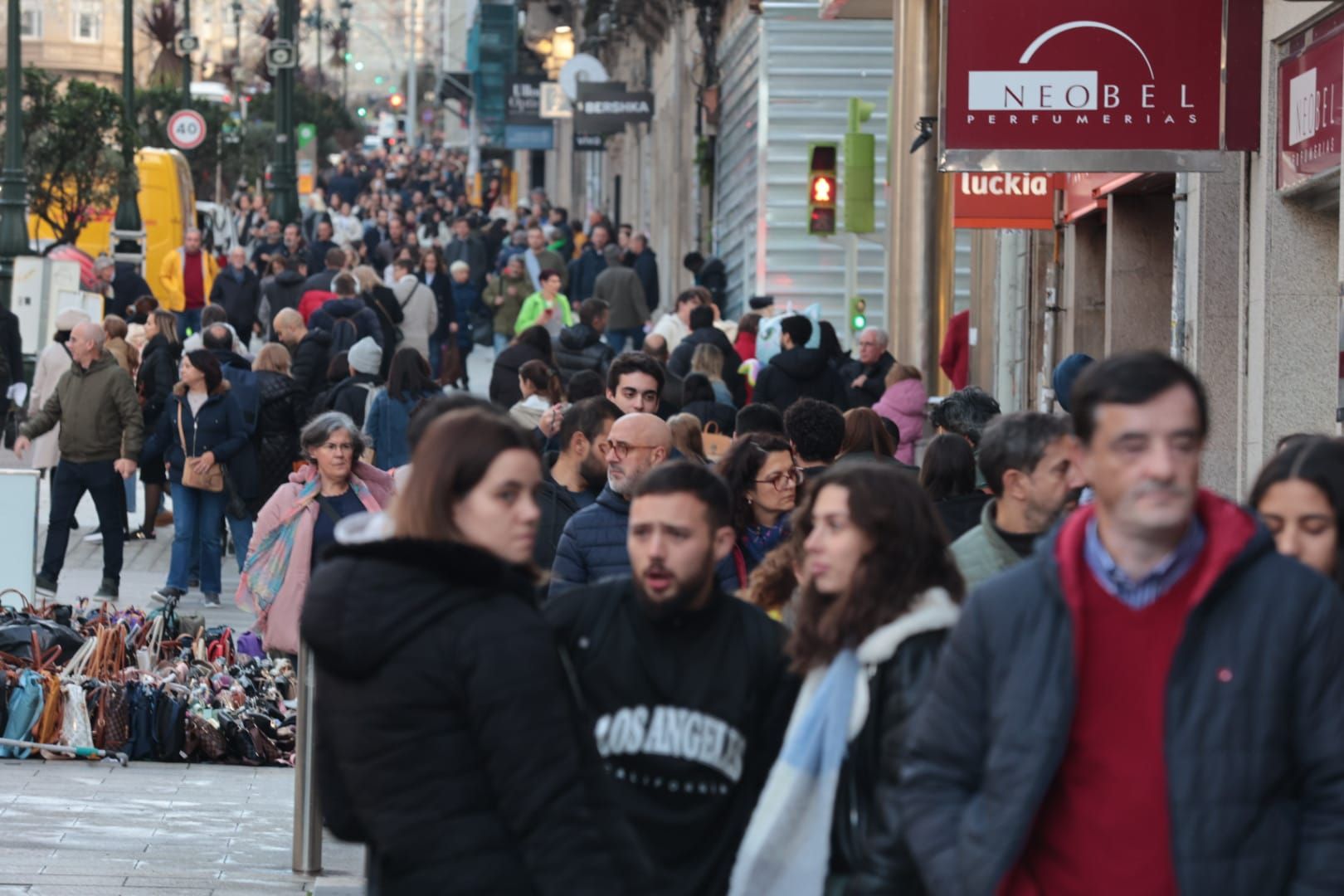 Diciembre comienza en Vigo con atascos por la Navidad