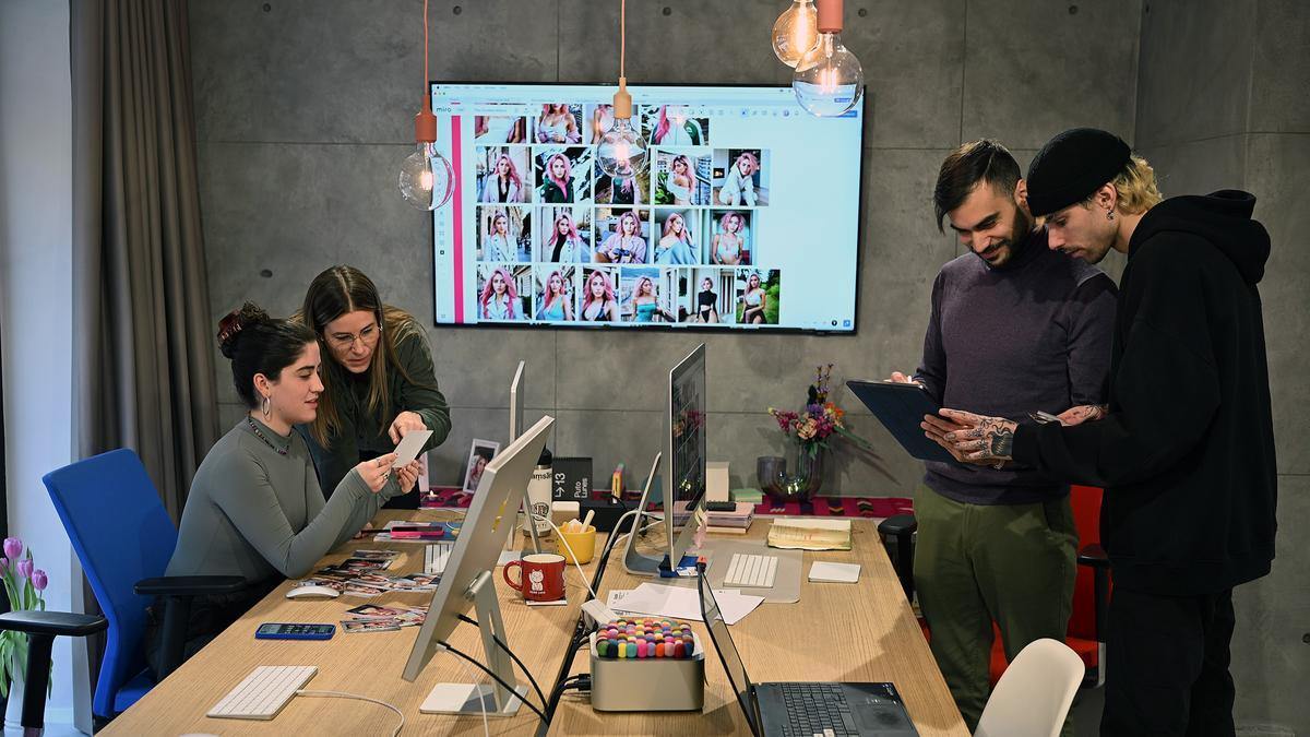 El equipo de The Clueless: de izquierda a derecha, Sofía Novales, Diana Núñez, Alan Vivares y Rubén Cruz, en su oficina de Barcelona.