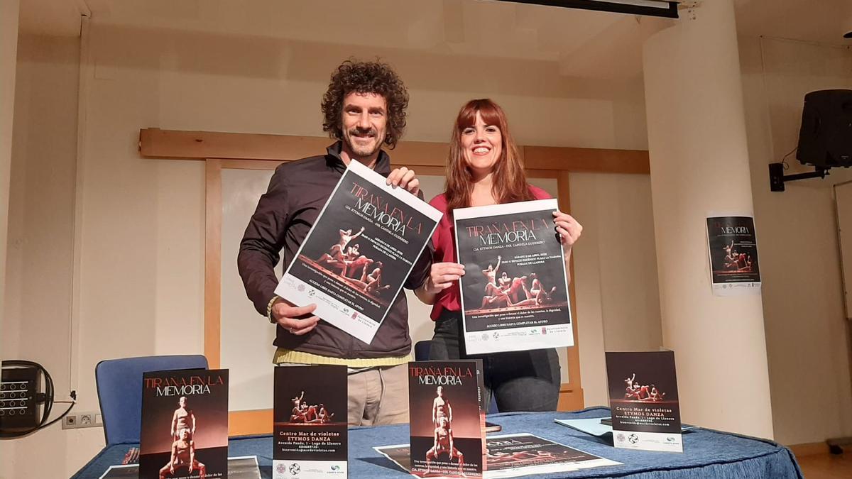 El concejal Ivo Pérez y la bailarina Candela Guerrero, con el cartel