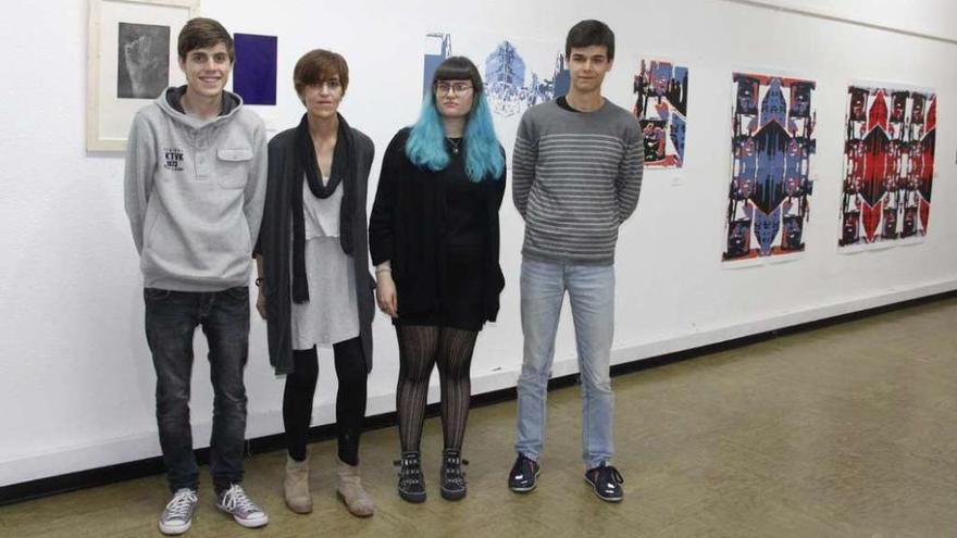 Los jóvenes autores, ante algunas de sus creaciones expuestas en el Ateneo de Marín. // S.A.