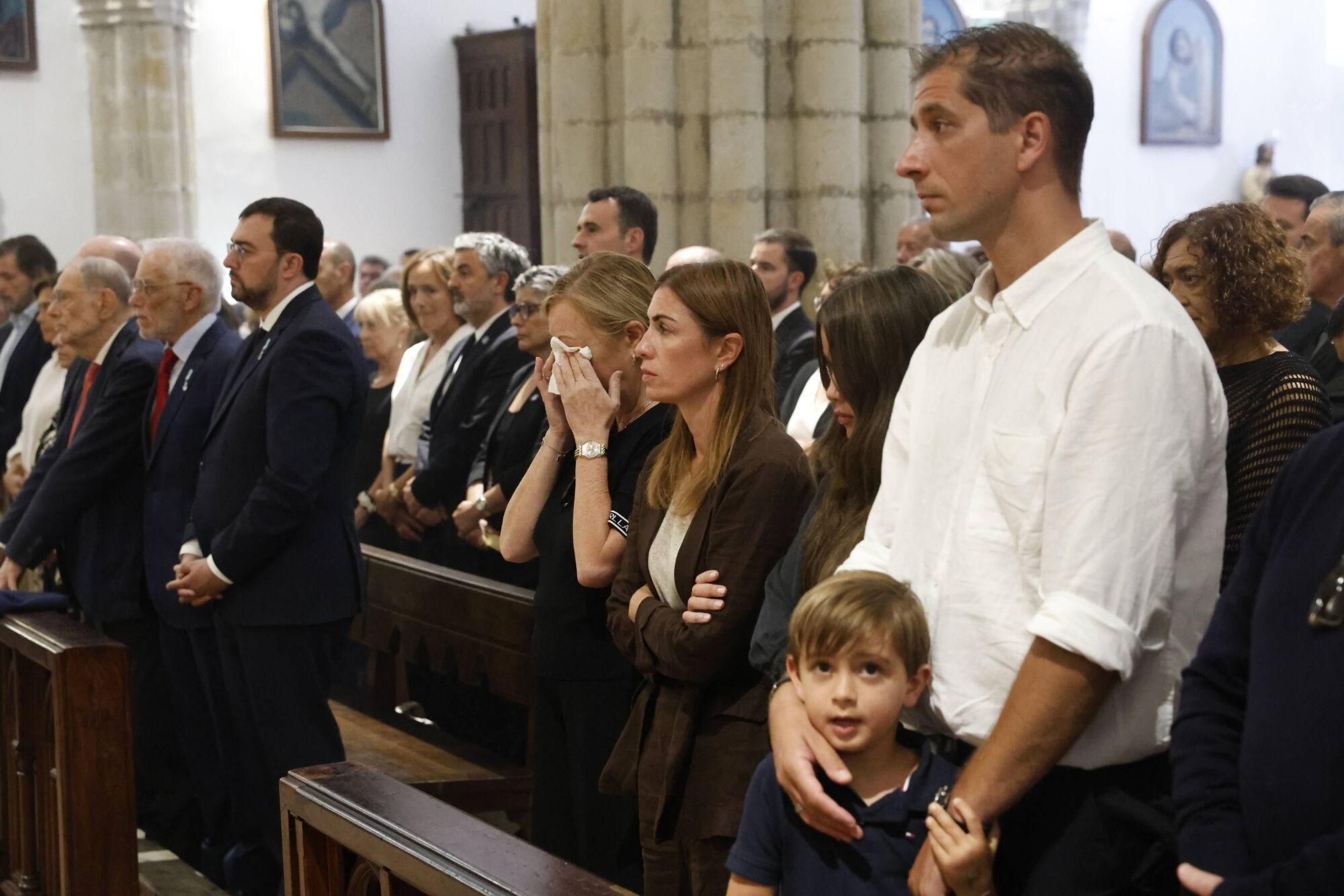 Las imágenes del funeral de Antonio Trevín en la basílica de Llanes.