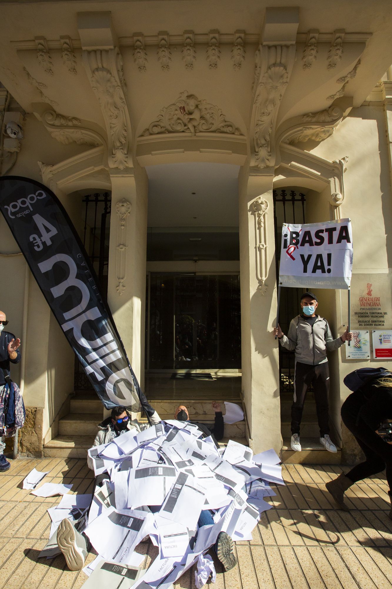 Cacerolada de la hostelería en Alicante con lanzamiento de facturas al Consell ante "la imposibilidad" de hacer frente a los pagos