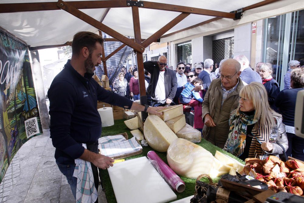 Milers de persones omplen Girona per Tots Sants