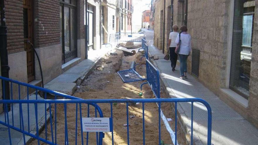 En la imagen, tramo de la calle San Lorenzo en el que han comenzado las obras de renovación.