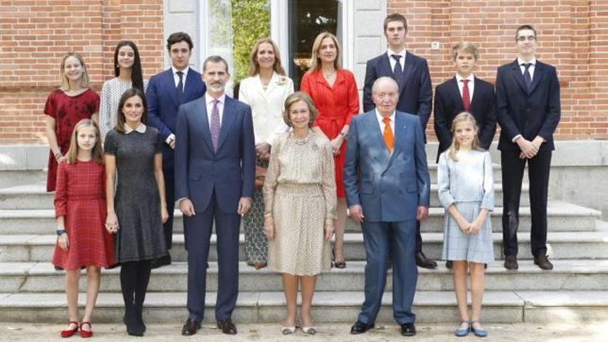 Foto de família de la celebració a la porta de la residència reial