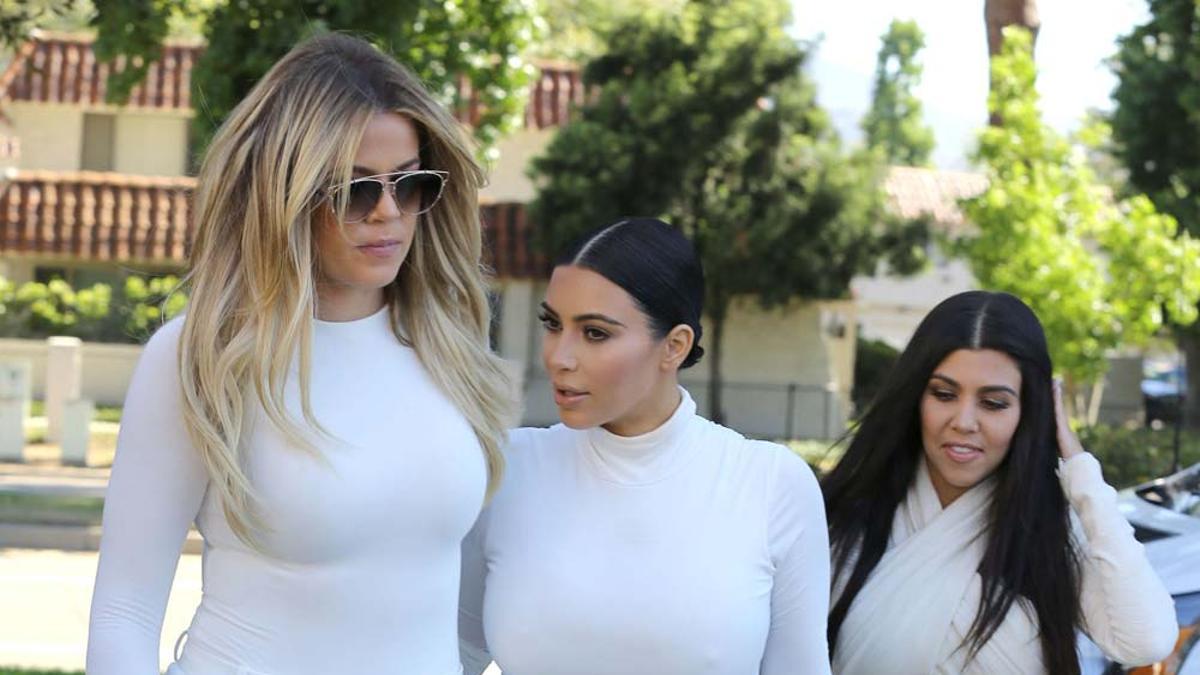 Khloé, Kim y Kourtney Kardashian, vestidas de blanco para ir a misa