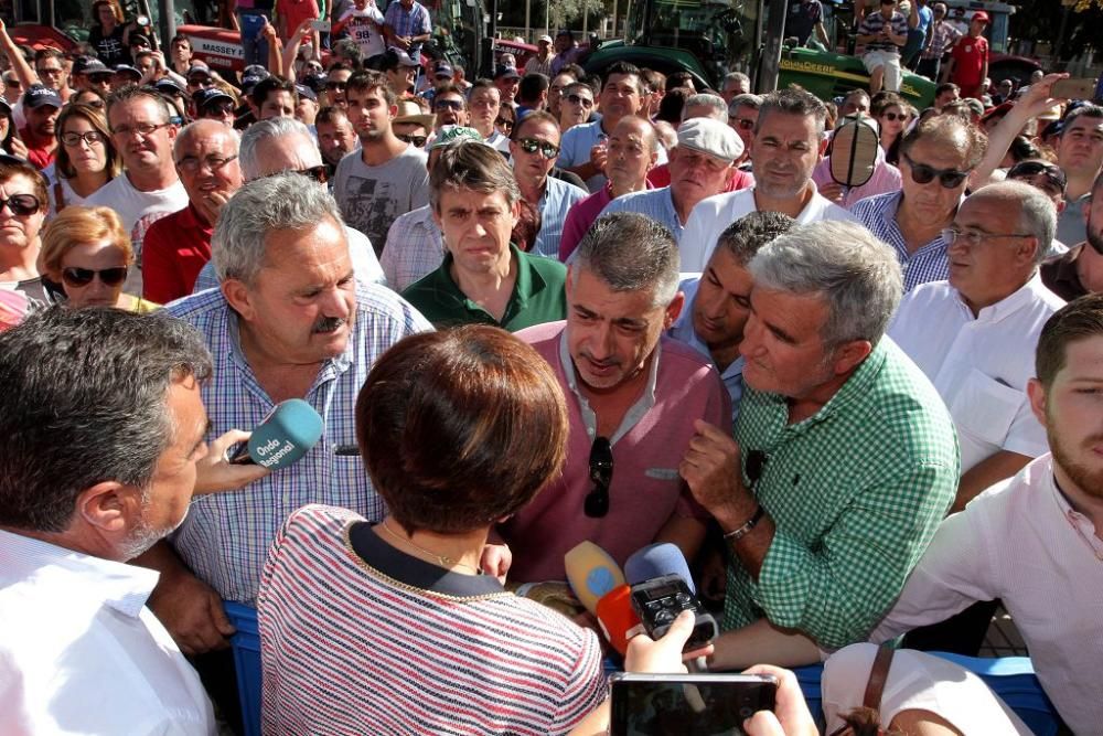 Protesta de agricultores en la Asamblea Regional